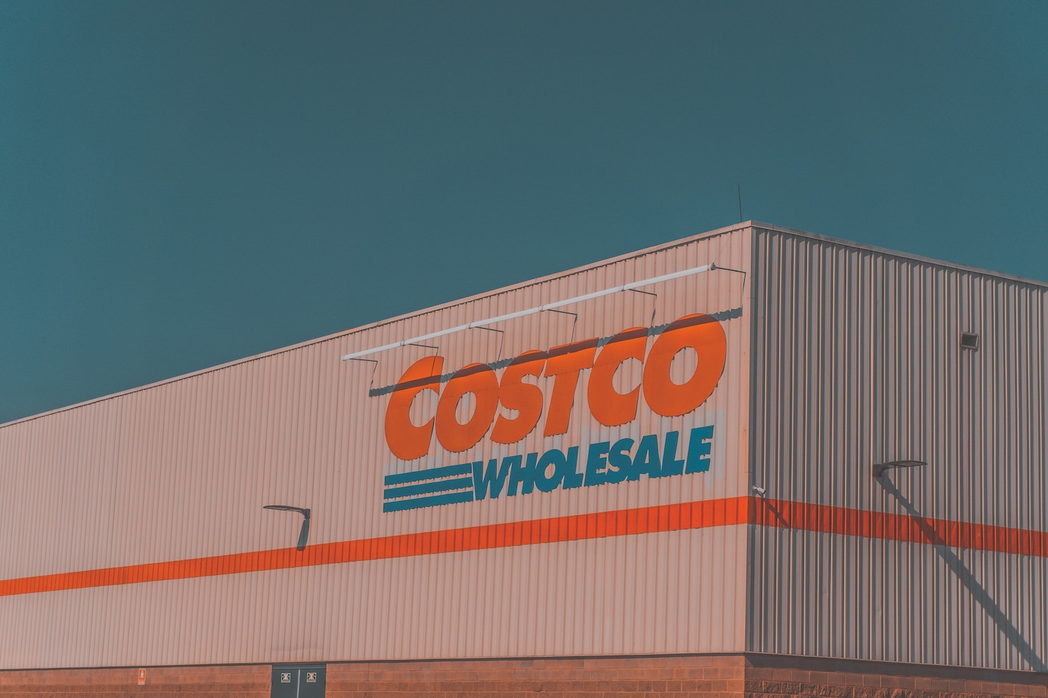 Investago | Costco's Q2 Earnings Mostly Beat Expectations, Shares Dip 2%