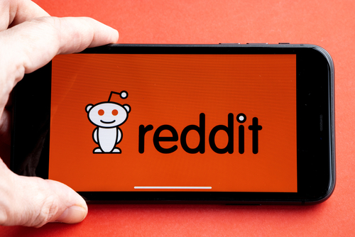 Navigácia pri vstupe spoločnosti Reddit na burzu: Zapojenie používateľov a volatilita trhu