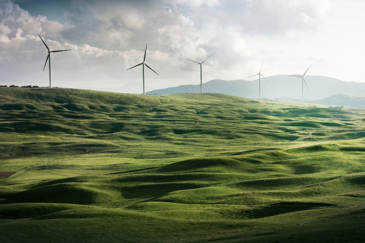 Wonderinterest | Evropský průmysl zelené energie má problém: Společnosti se stěhují do USA.