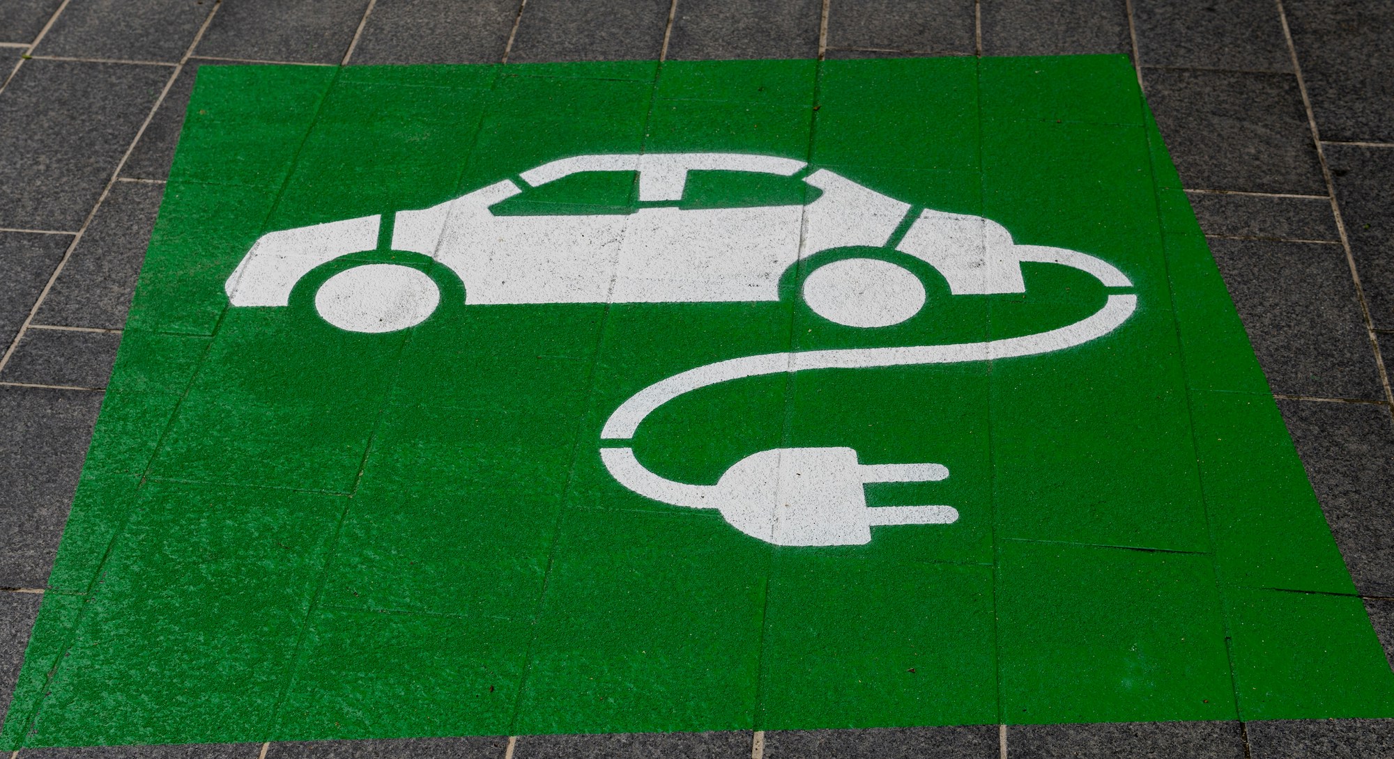 Wonderinterest | Βιώσιμα ηλεκτρικά αυτοκίνητα; Αποκλείεται. Υπάρχει έλλειψη μηχανικών και τα οχήματα καταλήγουν σε μάντρες.