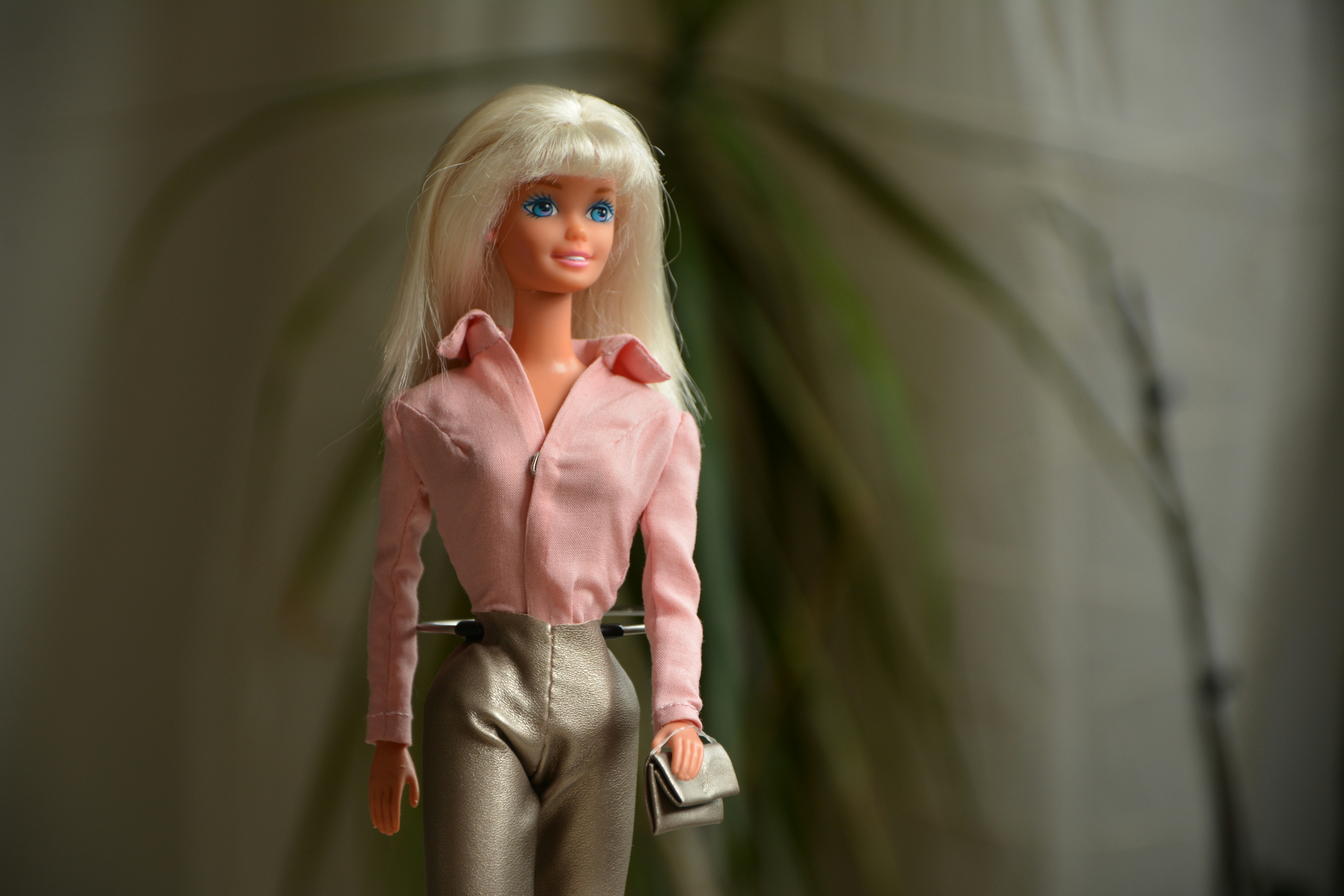 Wonderinterest | Snaha o navrácení lesku Barbie v době klesajícího prodeje.  Barbie telefon jako tahák sezóny?