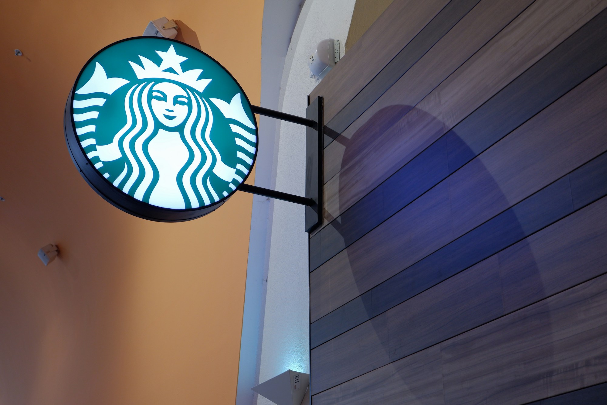 Wonderinterest | Starbucks in den roten Zahlen: Wird die Vision des neuen CEO einen Aufschwung bringen?